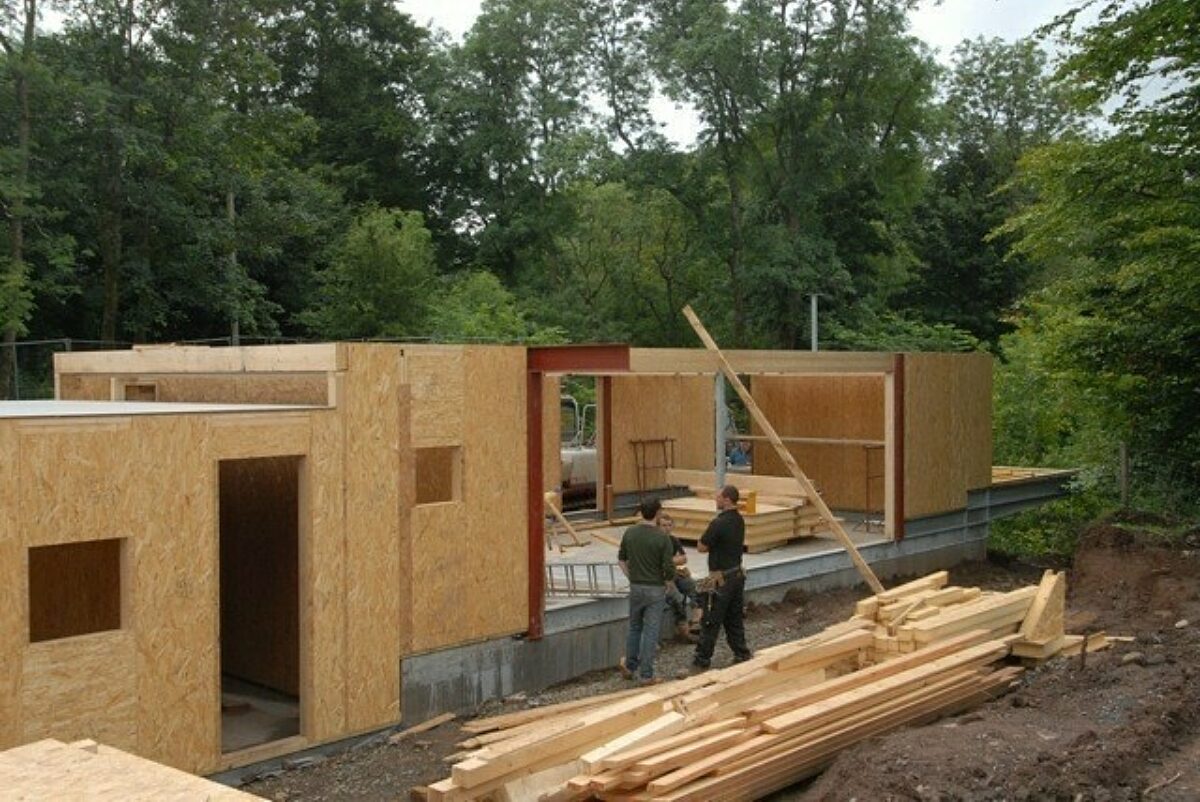 Photo: Cantilevering SIPs Home in Strathblane